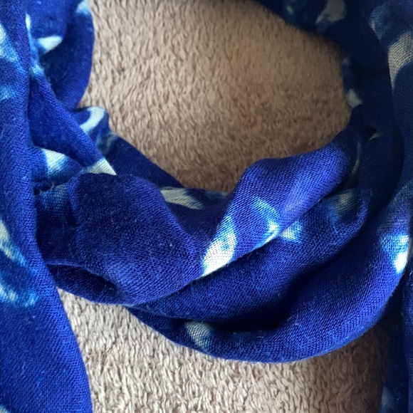 GAP | Blue Lip Print Scarf O/S - Picture 4 of 5